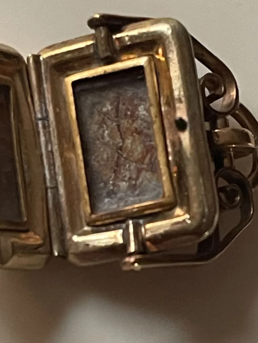 Antique Victorian Onyx & Carnelian Yellow Gold Tone Spinner Charm Locket With Or